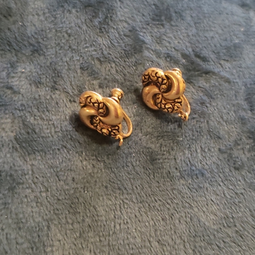 Vintage style gold flower dress earrings